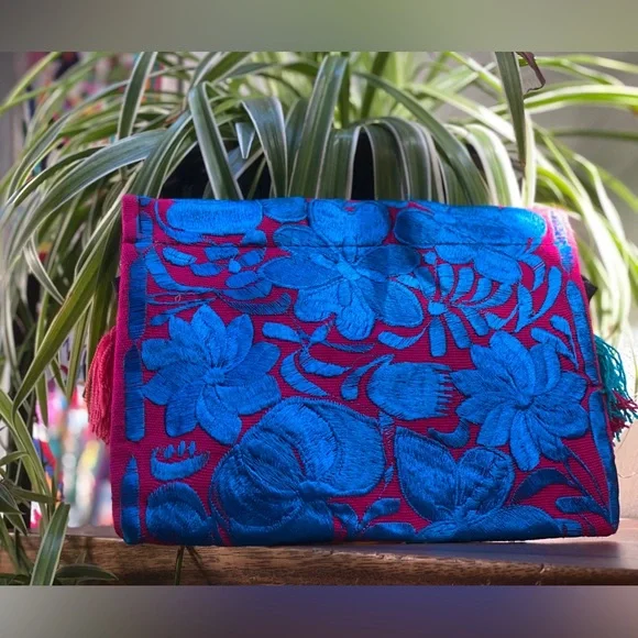 Tassled envelope clutch with zippered closure - Picture 10 of 11
